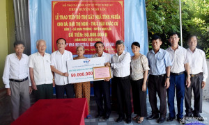 Trao 50 triệu đồng hỗ trợ xây dựng nhà tình nghĩa cho thân nhân liệt sĩ ở Nghi Lộc
